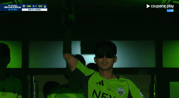 [전북-vs-대전]-이승우,-샴페인-들고-등장하고-그-후-원샷까지-ㅋㅋㅋㅋㅋㅋㅋㅋㅋㅋㅋㅋ.gif-0-이미지