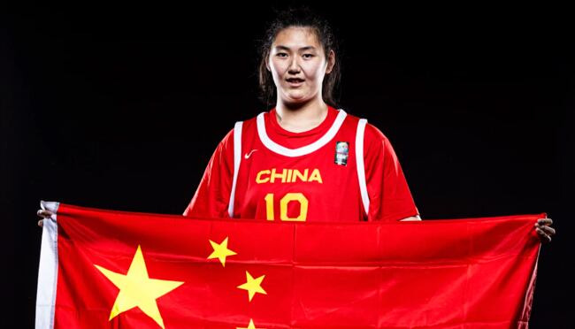 인류-역사상-거인증-없이-키가-가장-큰-여자-2-이미지