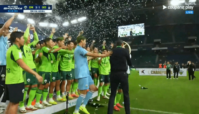 전북현대-포옛-감독-트로피-세레머니-0-이미지