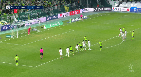 K리그]-PK-쐐기골-성공-후-뒤가-없는-흥겨운-세레모니하는-이승우.gif-1-이미지