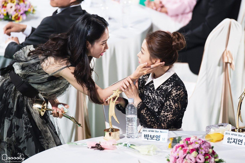 시상식때-만나서-인사하는-김민정-박보영.jpg-2-이미지