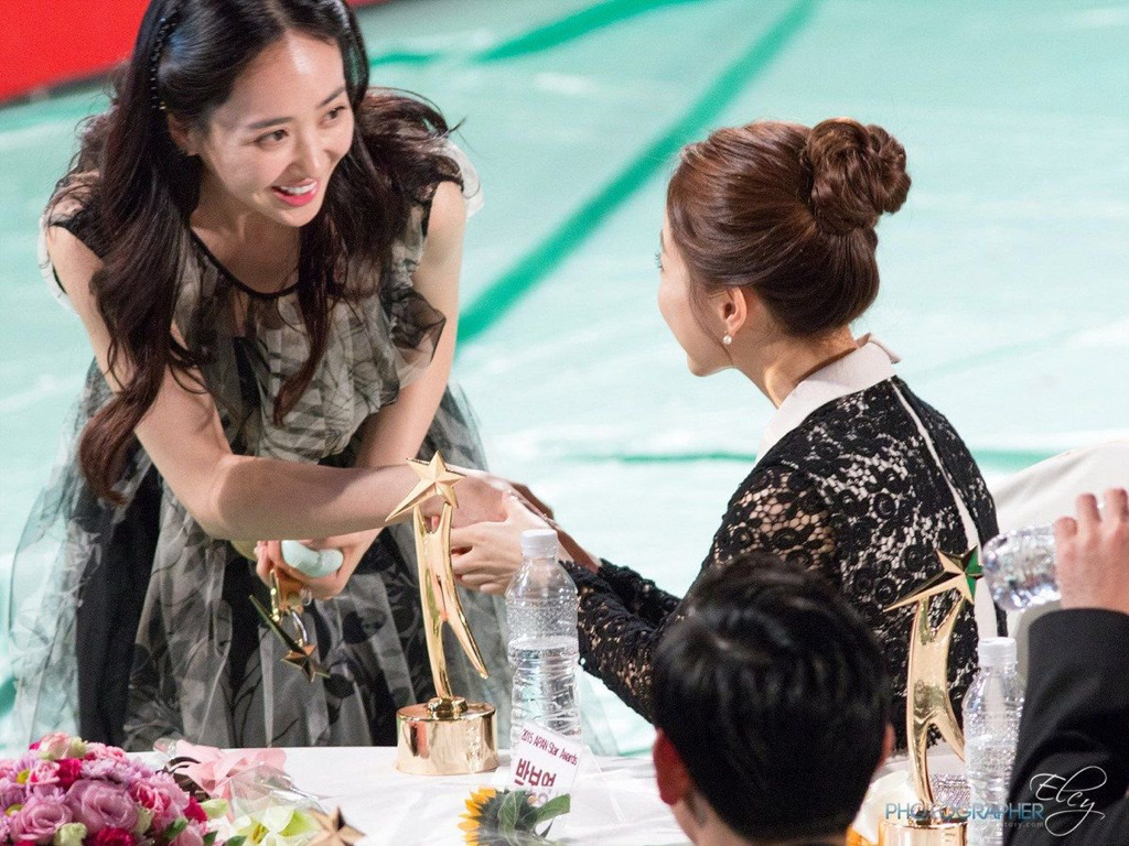 시상식때-만나서-인사하는-김민정-박보영.jpg-1-이미지