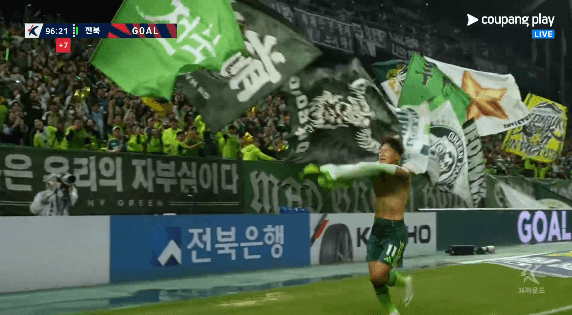 K리그]-PK-쐐기골-성공-후-뒤가-없는-흥겨운-세레모니하는-이승우.gif-2-이미지