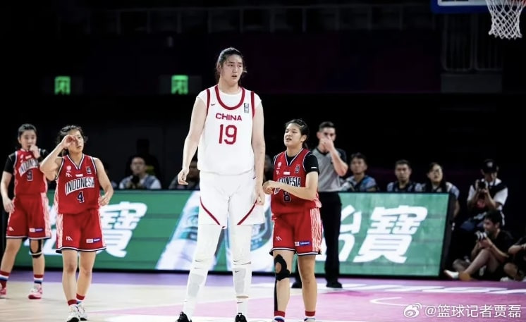 인류-역사상-거인증-없이-키가-가장-큰-여자-0-이미지