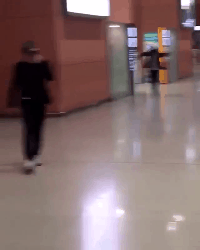 공항에서-빅뱅인척-하는-일반인.gif-3-이미지