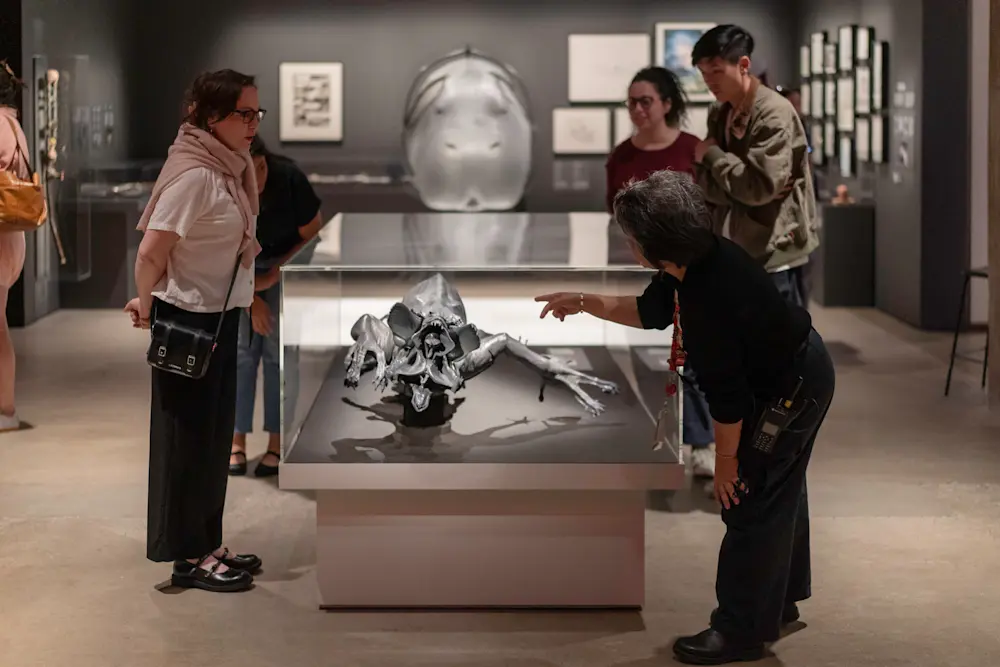 봉준호-전시회-방문해서-봉준호-굿즈-옷-착용한-지드래곤-24-이미지