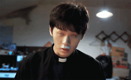 설정이-더-파격적이였던-영화-＜검은사제들＞의-원작-＜12번째-보조사제＞-13-이미지