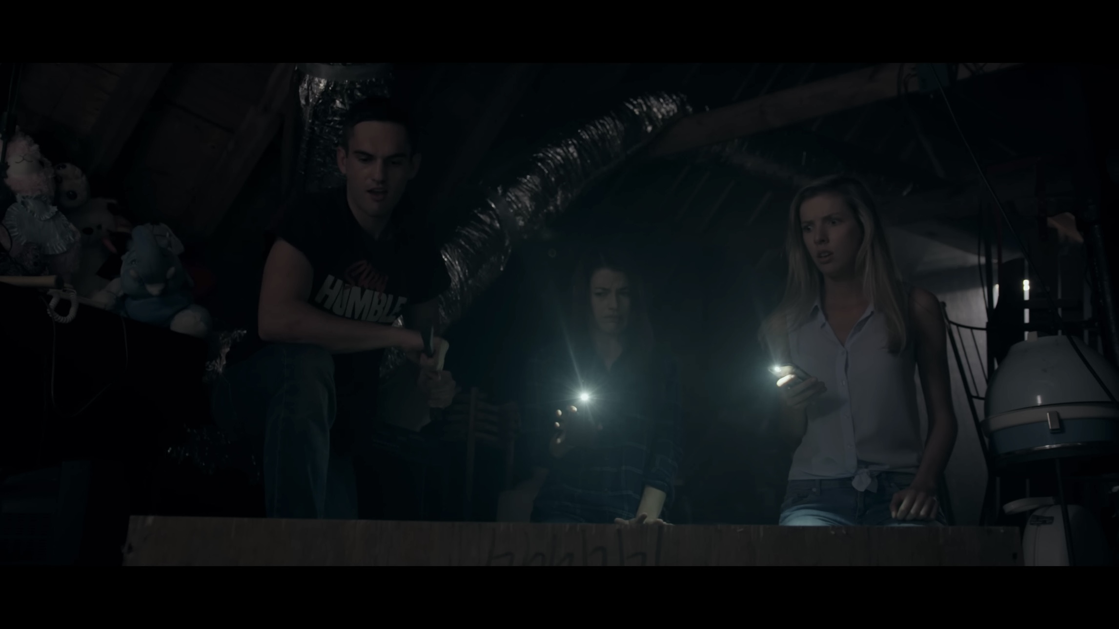 이사왔는데-다락방에-있던-인형이-자꾸-죽이려해요...gif-0-이미지