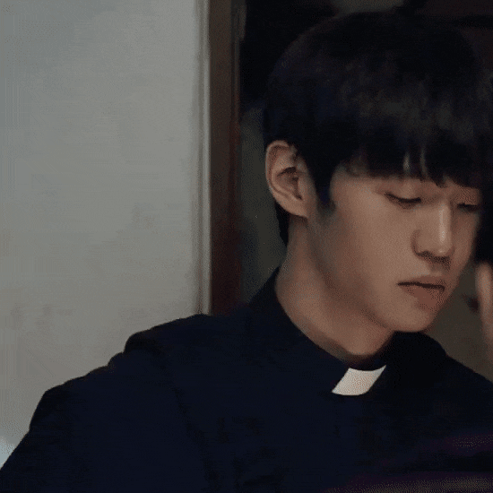 설정이-더-파격적이였던-영화-＜검은사제들＞의-원작-＜12번째-보조사제＞-11-이미지