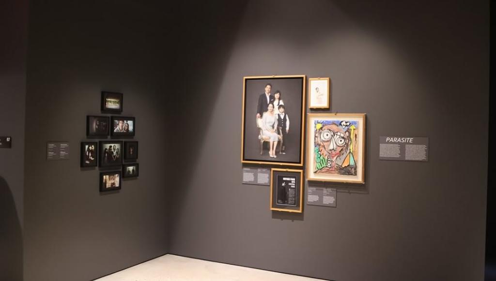 봉준호-전시회-방문해서-봉준호-굿즈-옷-착용한-지드래곤-23-이미지