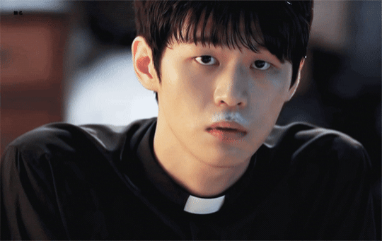 설정이-더-파격적이였던-영화-＜검은사제들＞의-원작-＜12번째-보조사제＞-14-이미지