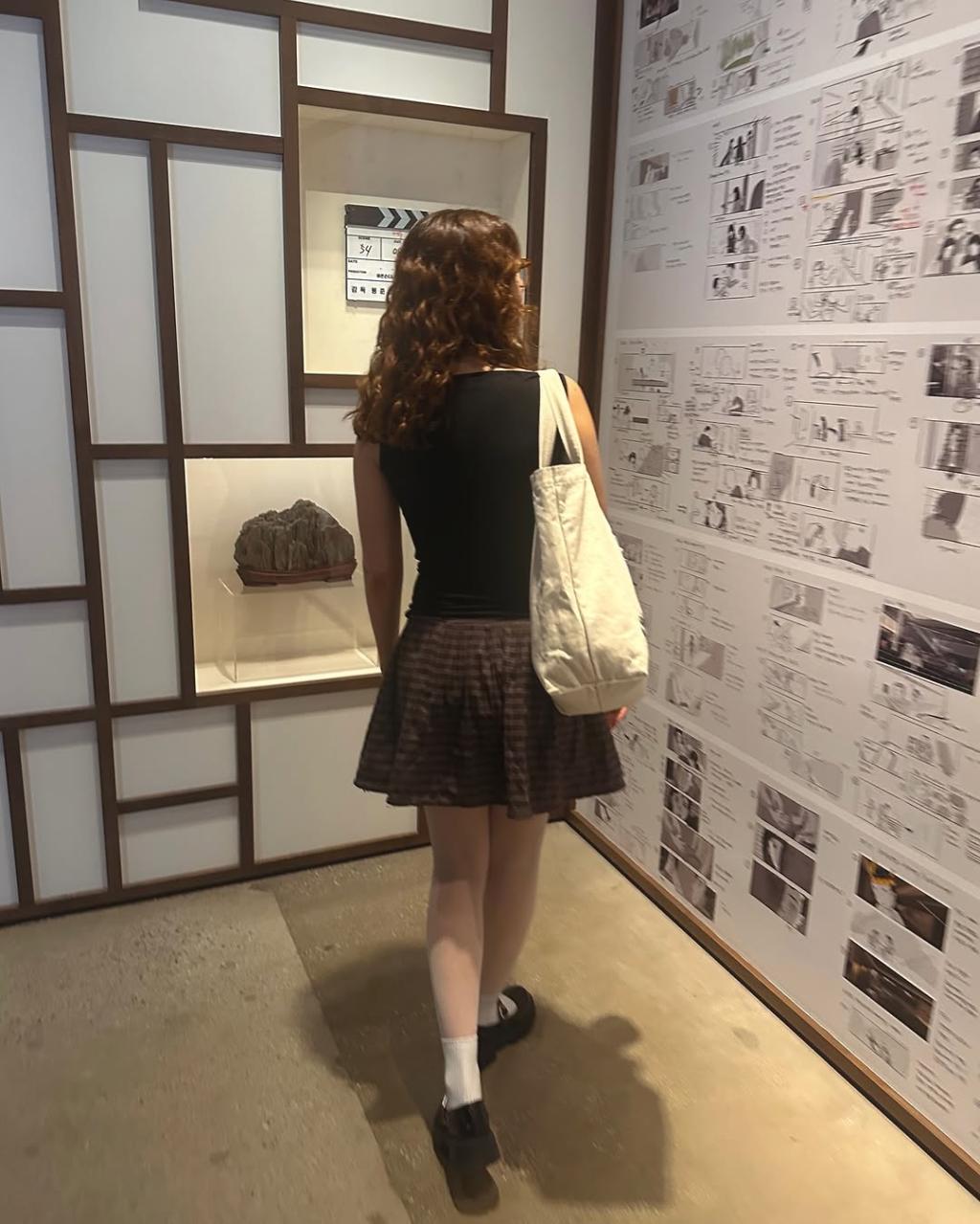 봉준호-전시회-방문해서-봉준호-굿즈-옷-착용한-지드래곤-26-이미지