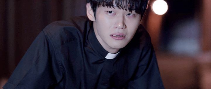 설정이-더-파격적이였던-영화-＜검은사제들＞의-원작-＜12번째-보조사제＞-3-이미지