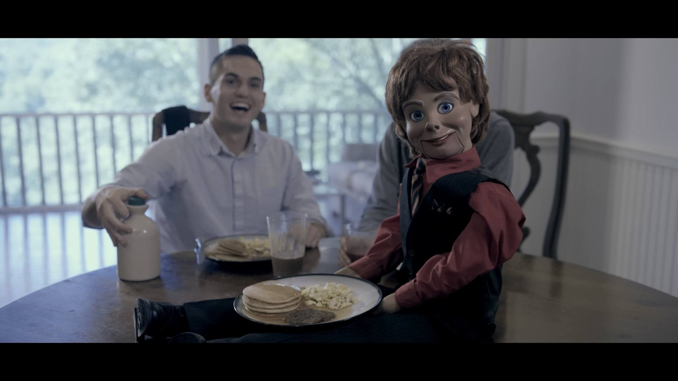 이사왔는데-다락방에-있던-인형이-자꾸-죽이려해요...gif-2-이미지