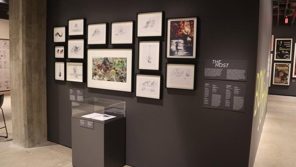 봉준호-전시회-방문해서-봉준호-굿즈-옷-착용한-지드래곤-21-이미지