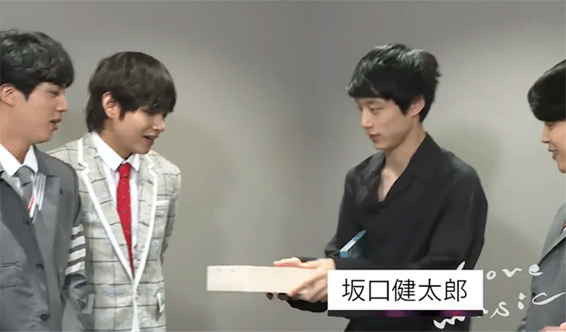 일본의-음습함하면-떠오르는-그놈의-딸기-(feat.사카구치-켄타로,아베)-1-이미지