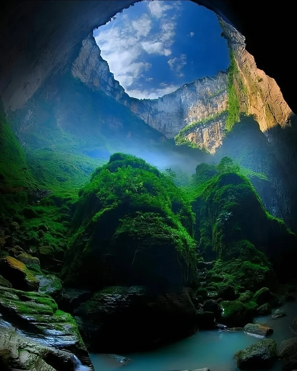 중국에서-발견-된-산-속의-거대-싱크홀-7-이미지
