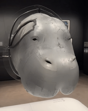 봉준호-전시회-방문해서-봉준호-굿즈-옷-착용한-지드래곤-28-이미지