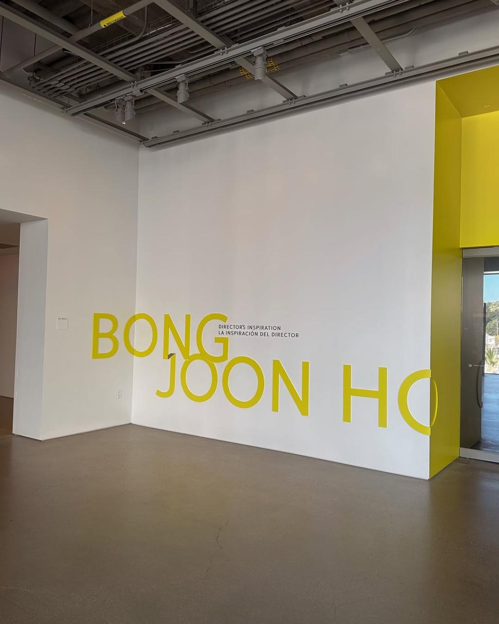 봉준호-전시회-방문해서-봉준호-굿즈-옷-착용한-지드래곤-15-이미지