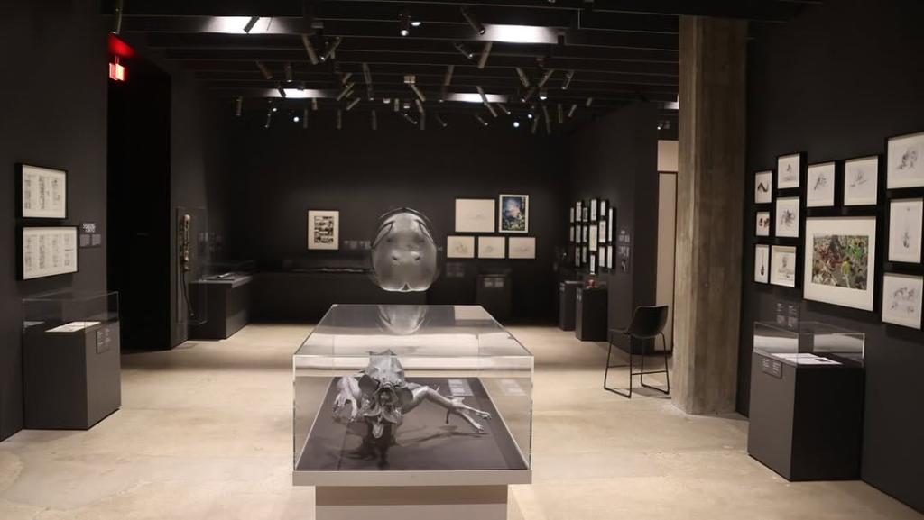 봉준호-전시회-방문해서-봉준호-굿즈-옷-착용한-지드래곤-16-이미지