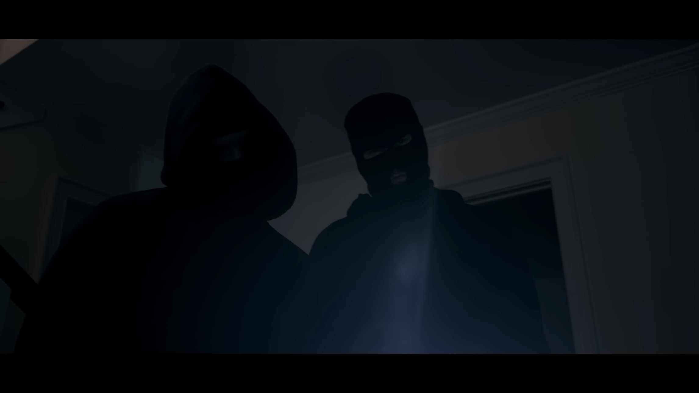 이사왔는데-다락방에-있던-인형이-자꾸-죽이려해요...gif-18-이미지