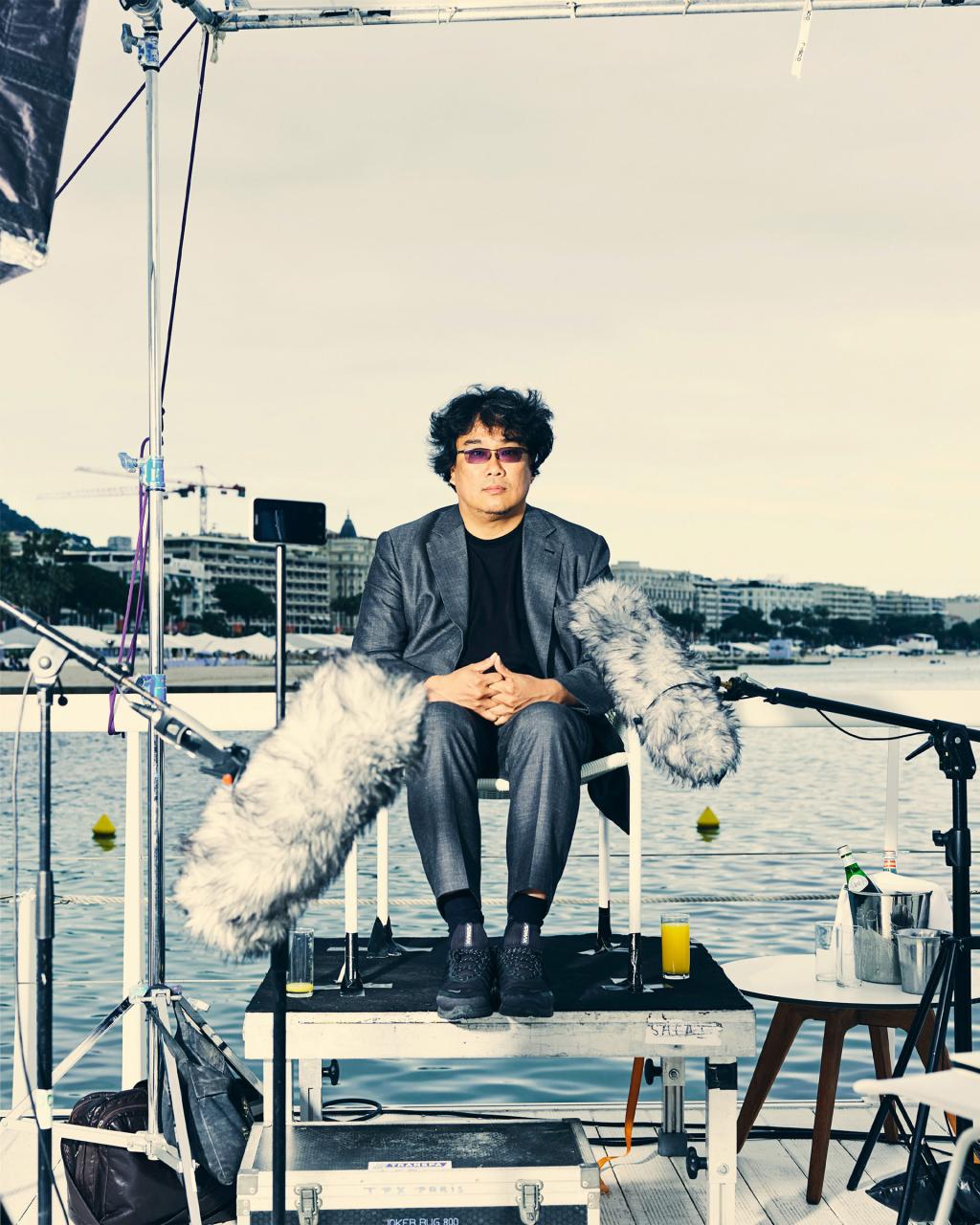 봉준호-전시회-방문해서-봉준호-굿즈-옷-착용한-지드래곤-11-이미지