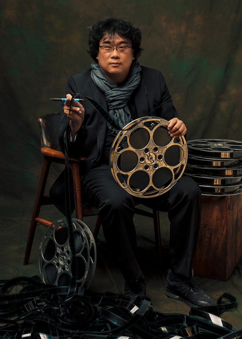 봉준호-전시회-방문해서-봉준호-굿즈-옷-착용한-지드래곤-8-이미지