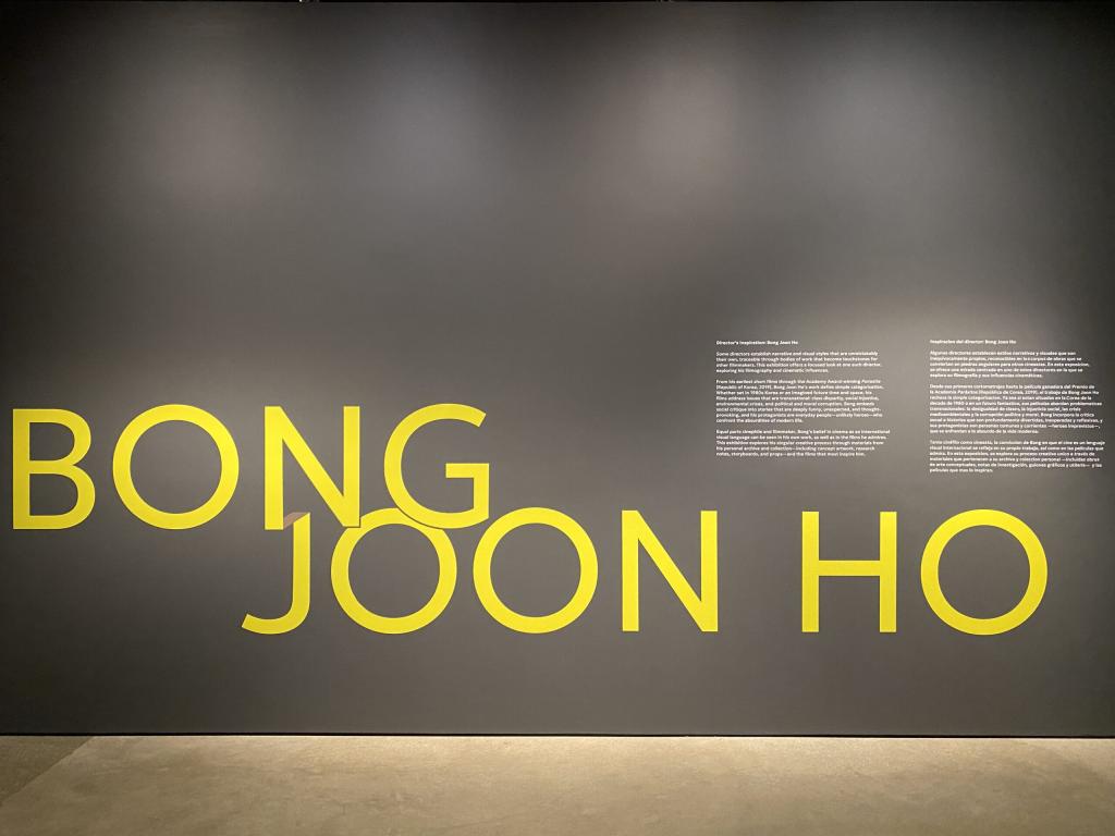 봉준호-전시회-방문해서-봉준호-굿즈-옷-착용한-지드래곤-13-이미지