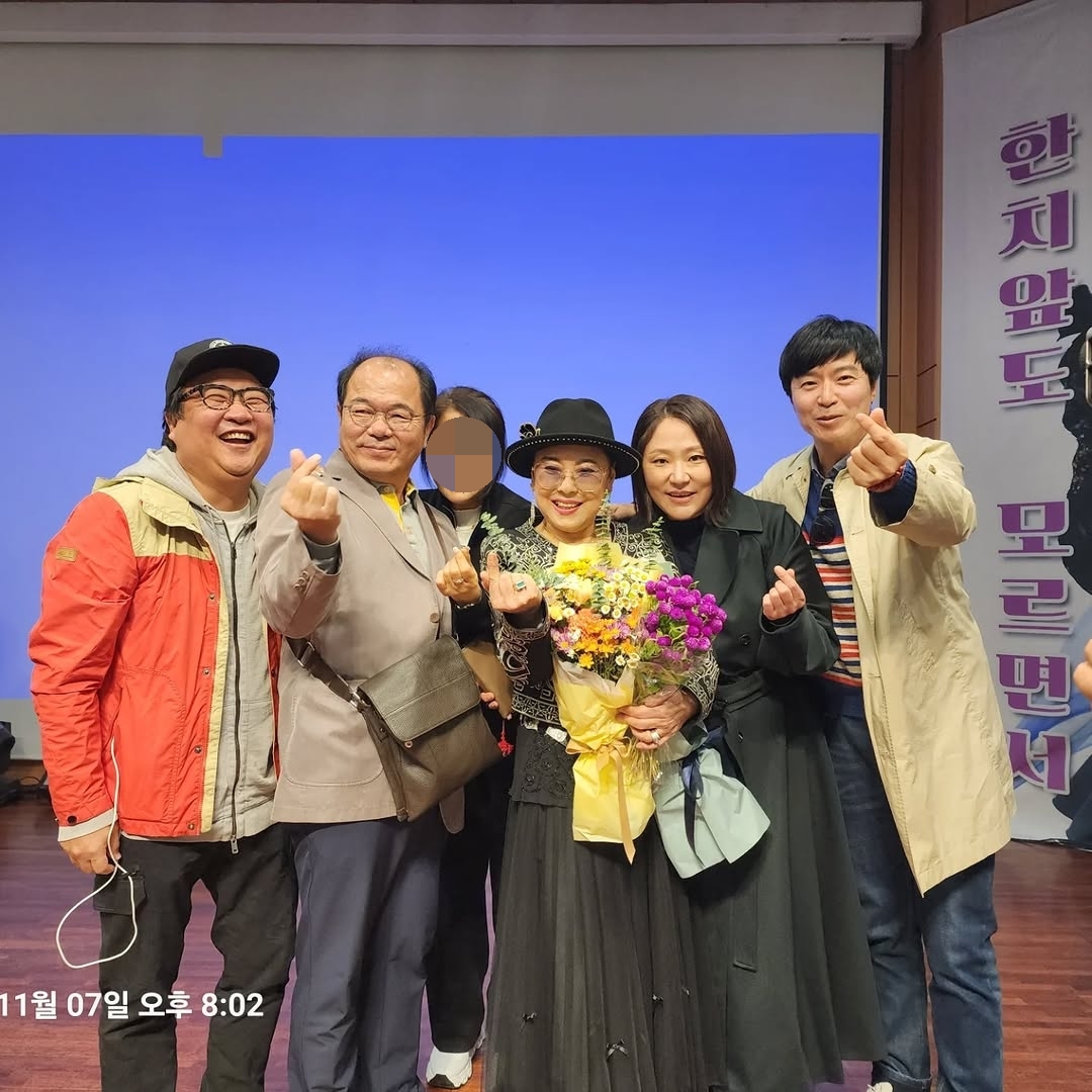 막돼먹은-영애씨-극-중-엄마의-음반출시-축하하러-모인-영애씨-팀.jpg-1-이미지