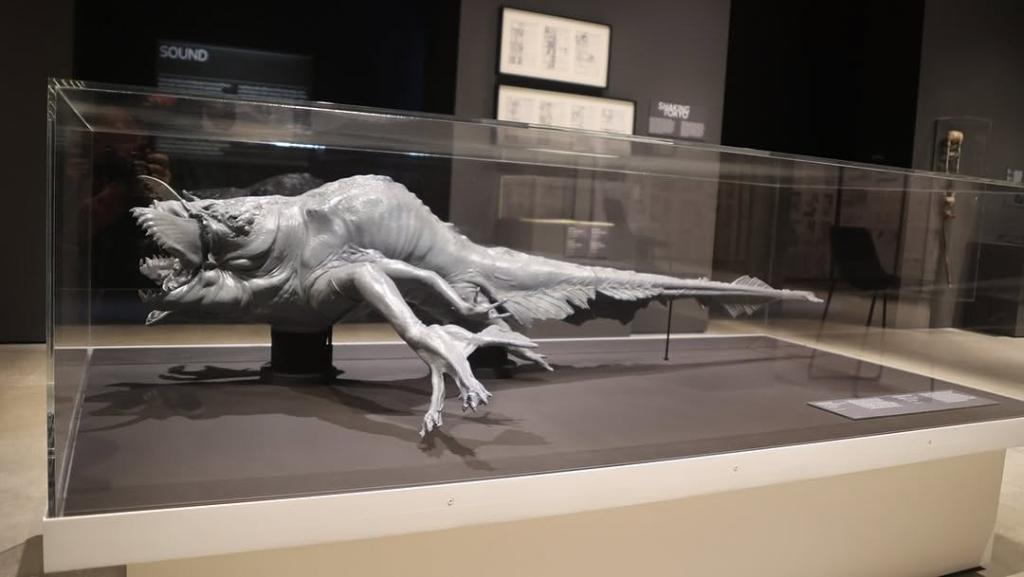 봉준호-전시회-방문해서-봉준호-굿즈-옷-착용한-지드래곤-19-이미지