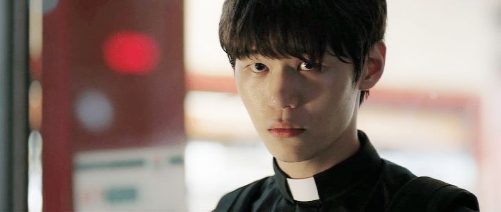 설정이-더-파격적이였던-영화-＜검은사제들＞의-원작-＜12번째-보조사제＞-2-이미지