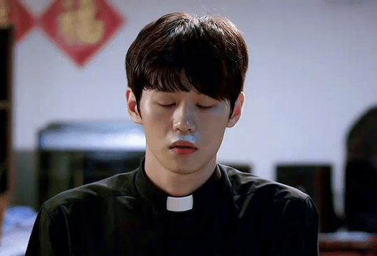 설정이-더-파격적이였던-영화-＜검은사제들＞의-원작-＜12번째-보조사제＞-19-이미지