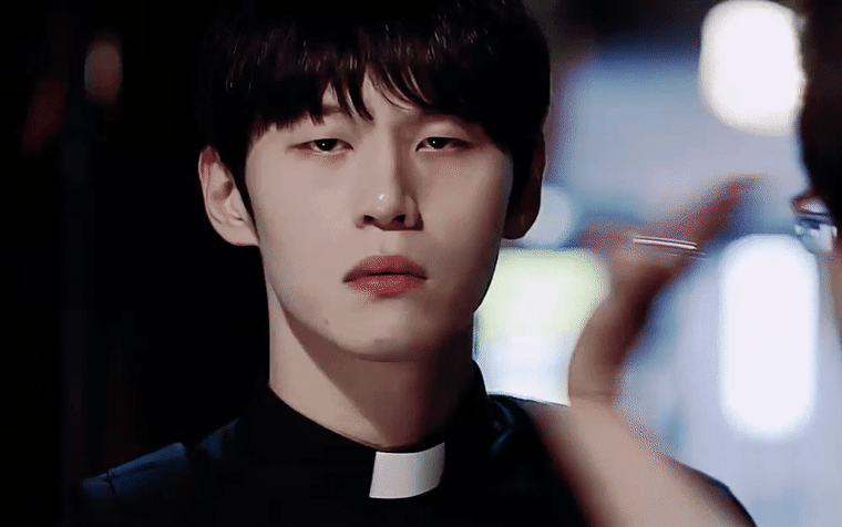 설정이-더-파격적이였던-영화-＜검은사제들＞의-원작-＜12번째-보조사제＞-9-이미지