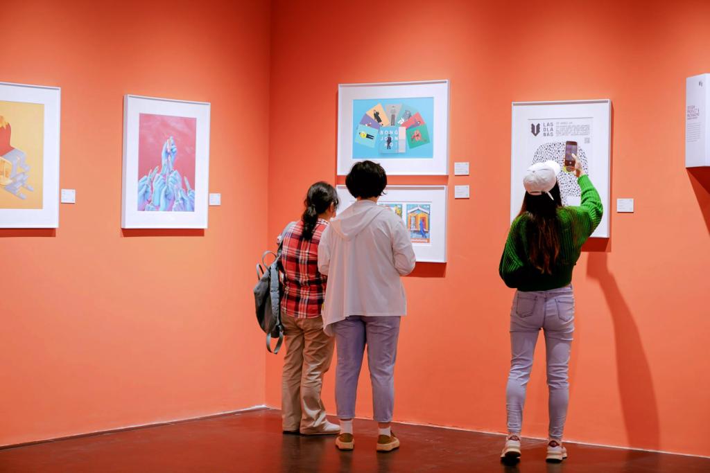 봉준호-전시회-방문해서-봉준호-굿즈-옷-착용한-지드래곤-27-이미지