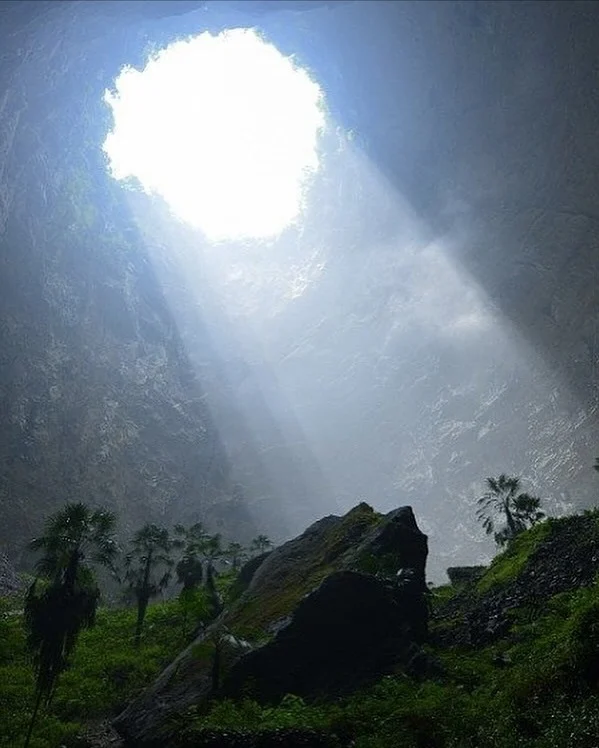 중국에서-발견-된-산-속의-거대-싱크홀-2-이미지