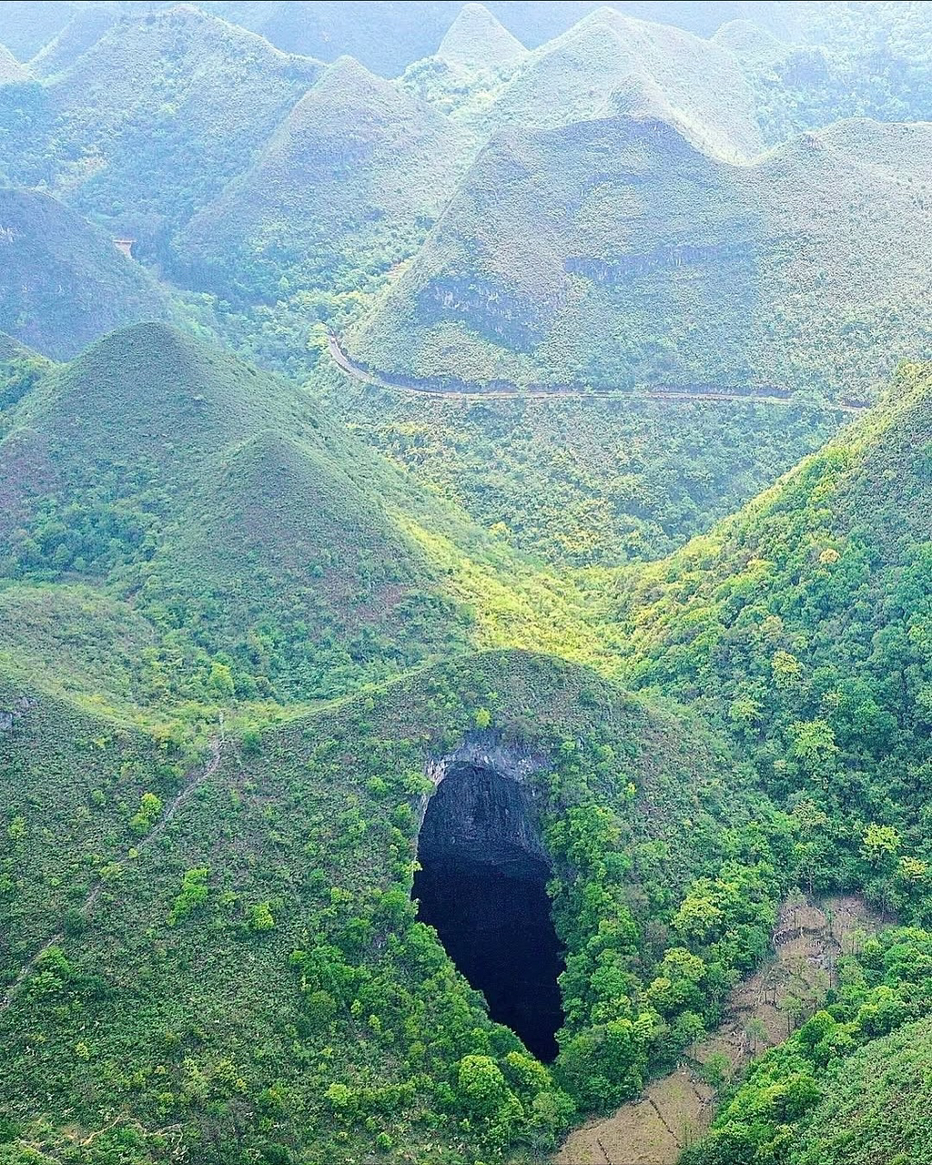 중국-씽크홀-원시림-1-이미지