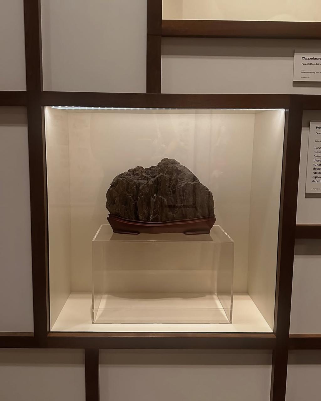 봉준호-전시회-방문해서-봉준호-굿즈-옷-착용한-지드래곤-20-이미지