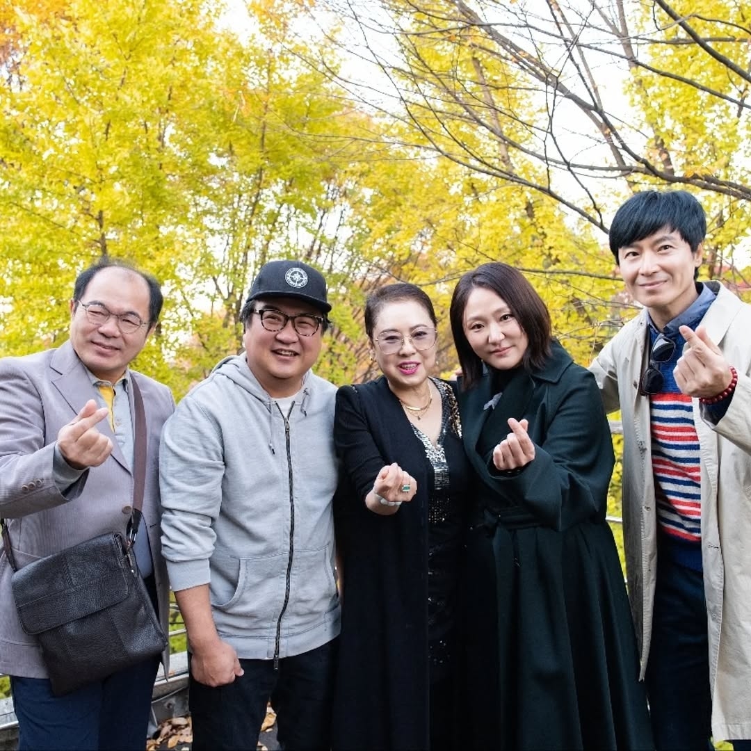 막돼먹은-영애씨-극-중-엄마의-음반출시-축하하러-모인-영애씨-팀.jpg-4-이미지