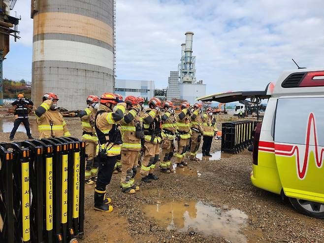 팔-끼인-채-구조-기다리던-근로자…-거수경례로-마지막-인사-0-이미지