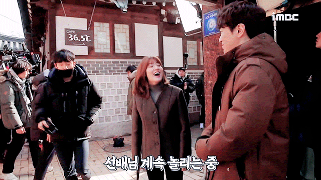 아역-출신-배우들이-동료-배우들한테-대선배님-대우를-받을-때.gif-(데이터-주의)-13-이미지
