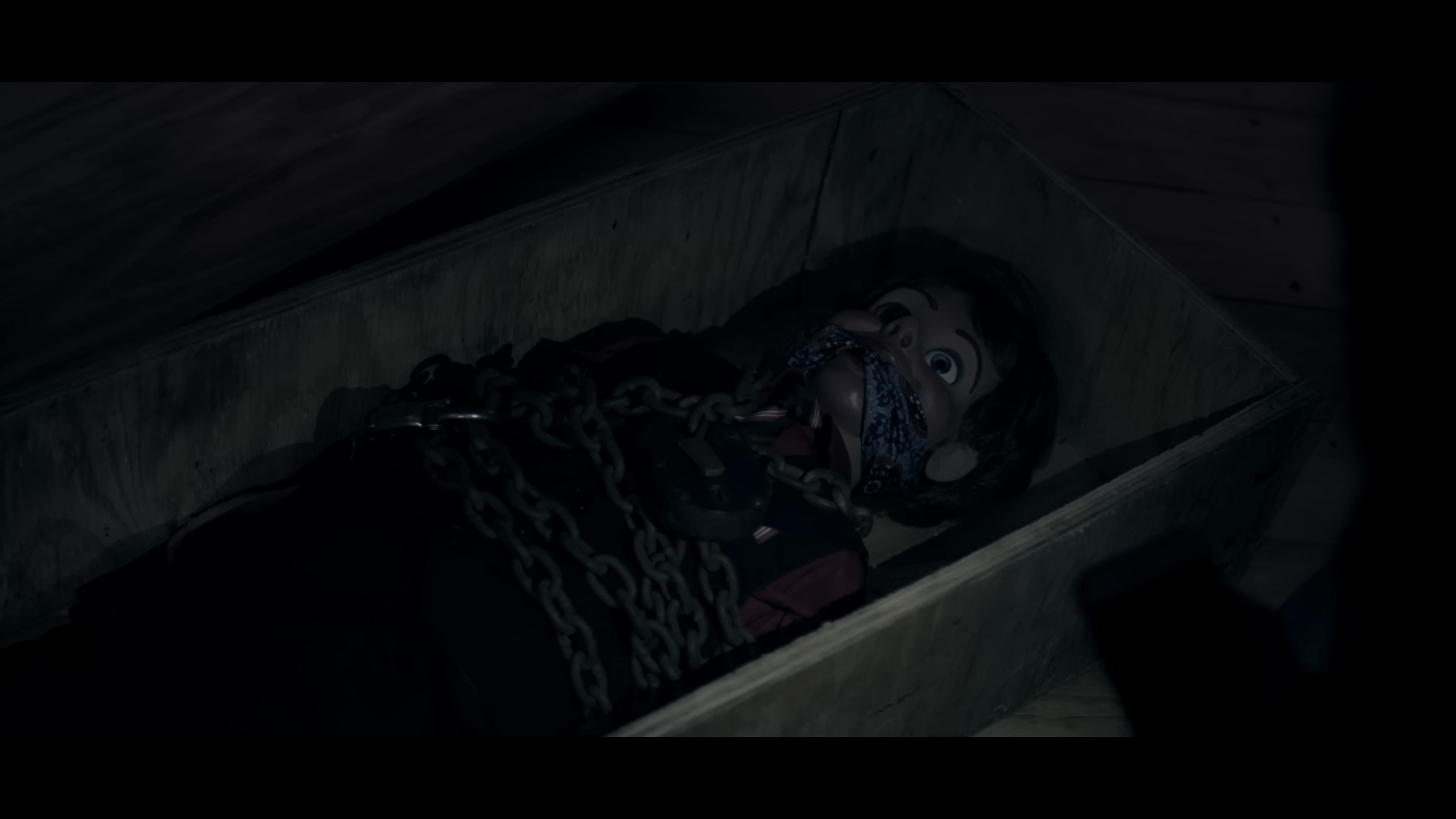 이사왔는데-다락방에-있던-인형이-자꾸-죽이려해요...gif-1-이미지