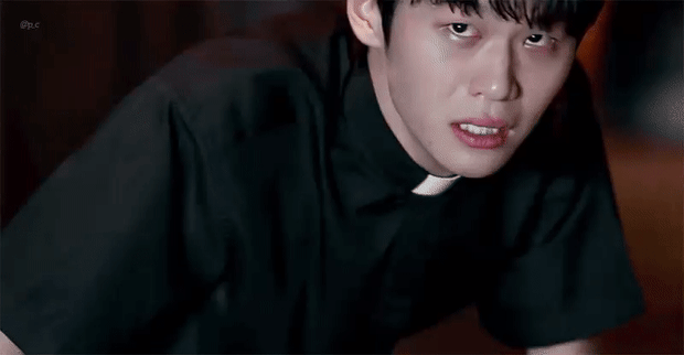 설정이-더-파격적이였던-영화-＜검은사제들＞의-원작-＜12번째-보조사제＞-18-이미지