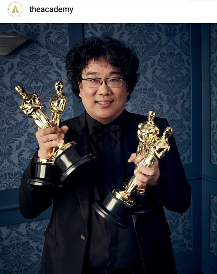 봉준호-전시회-방문해서-봉준호-굿즈-옷-착용한-지드래곤-7-이미지