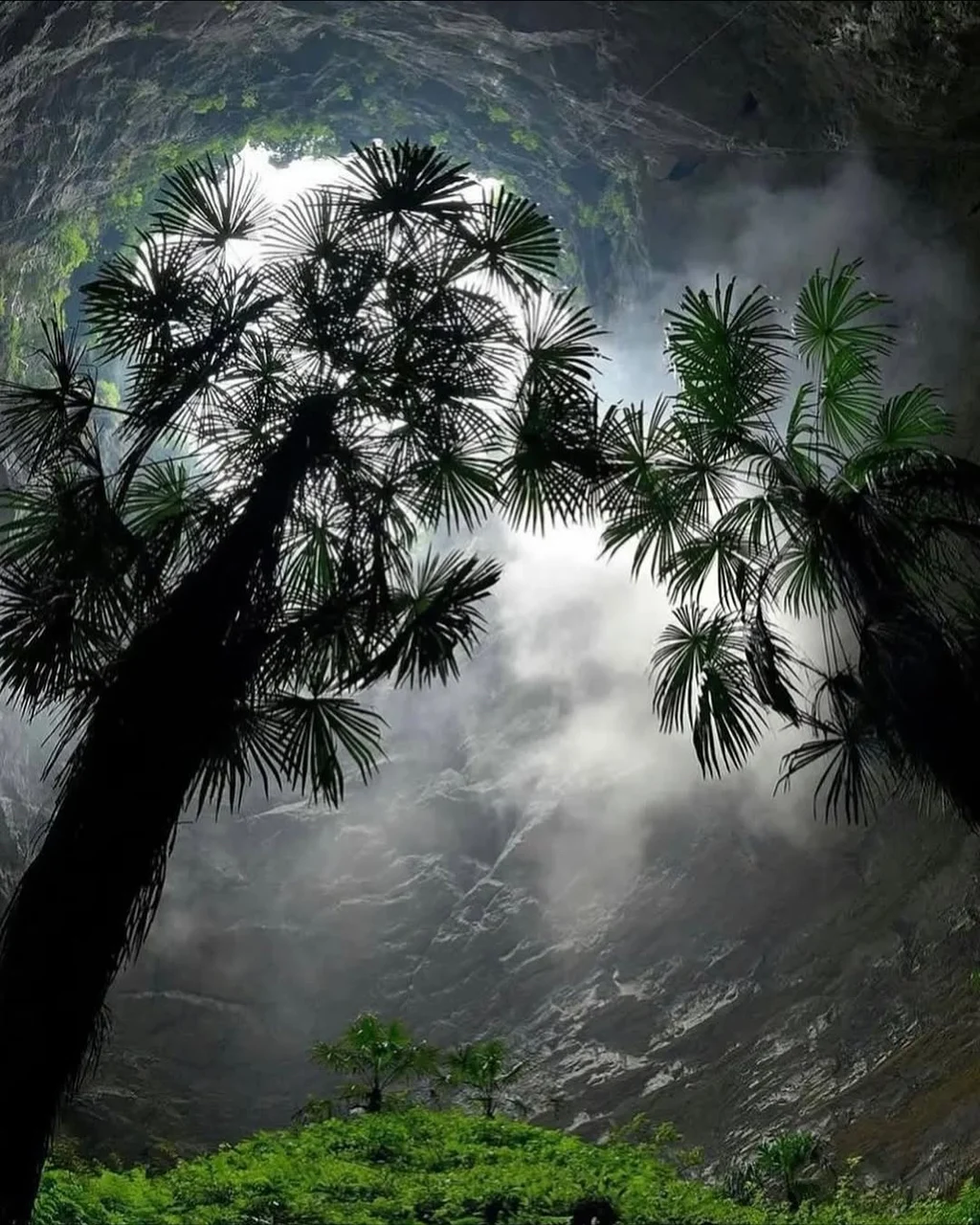 중국에서-발견-된-산-속의-거대-싱크홀-8-이미지