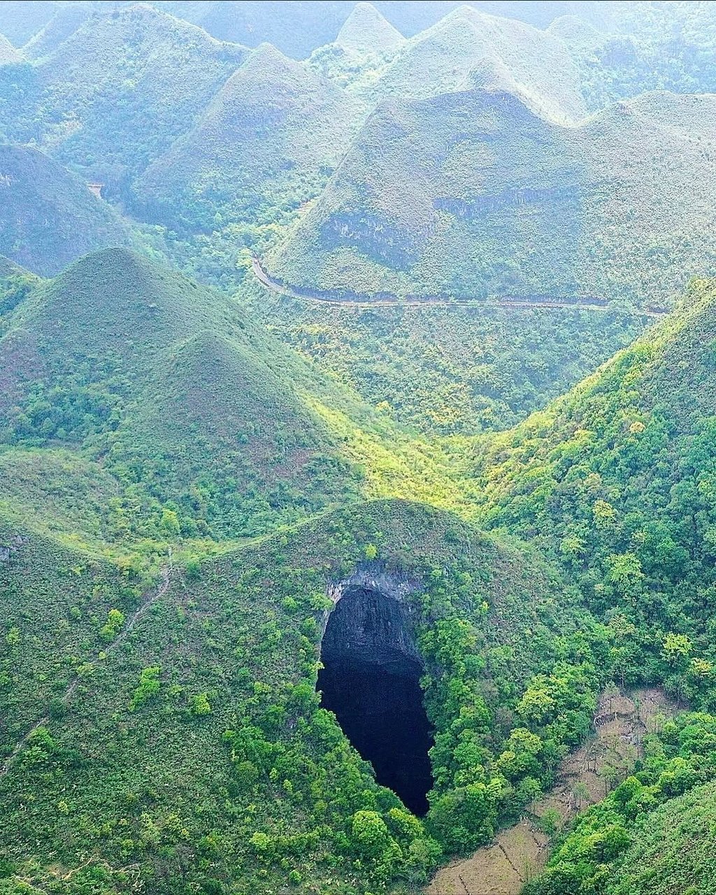 중국에서-발견-된-산-속의-거대-싱크홀-1-이미지