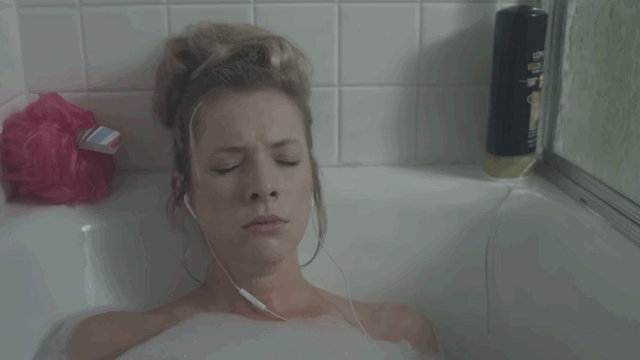 이사왔는데-다락방에-있던-인형이-자꾸-죽이려해요...gif-5-이미지