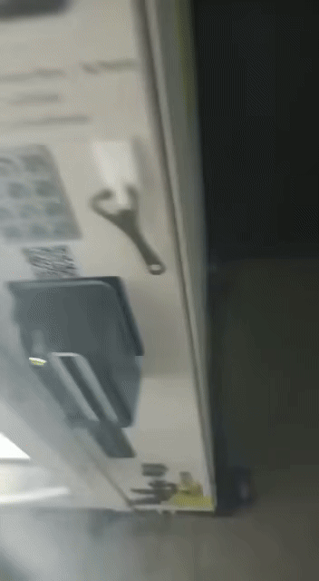 맥주를-자동판매기에서-뽑아-먹으려다-0-이미지