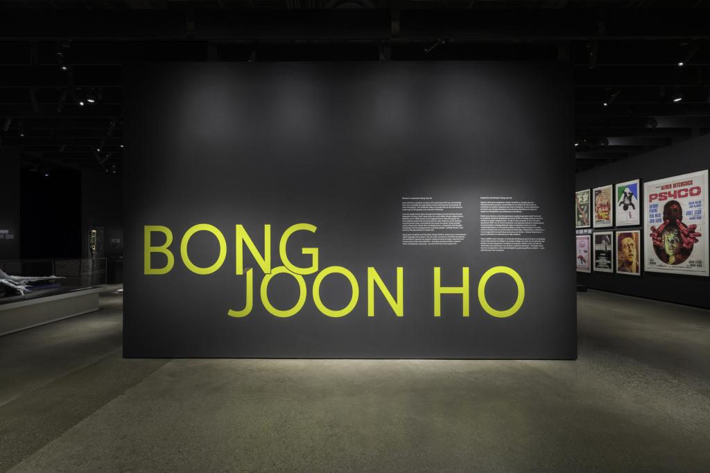 봉준호-전시회-방문해서-봉준호-굿즈-옷-착용한-지드래곤-14-이미지