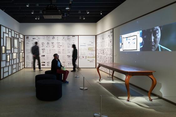 봉준호-전시회-방문해서-봉준호-굿즈-옷-착용한-지드래곤-25-이미지