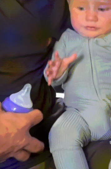 미국에서-화제가-된-기내-수유-1-이미지